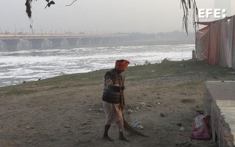 Del agua del río Yamuna se desprende un olor químico que cada año hace el paisaje más peligroso.