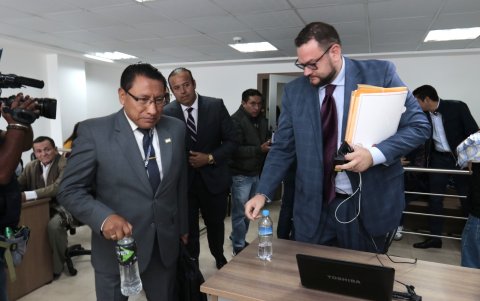 El abogado del Grupo Noboa, Fernando Yavar (derecha) se pronunció tras denuncia del correísmo por el caso Porsche