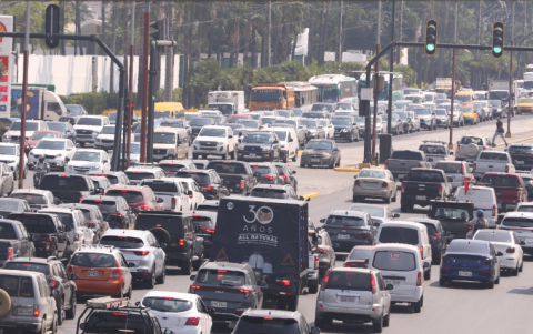 Tránsito. La avenida Samborondón suele lucir congestionada.
