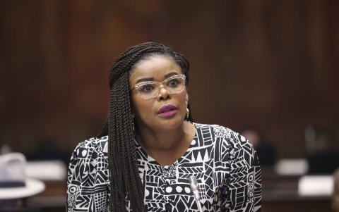 Asambleísta del correísmo como Paola Cabezas protestaron por la postura del oficialismo.