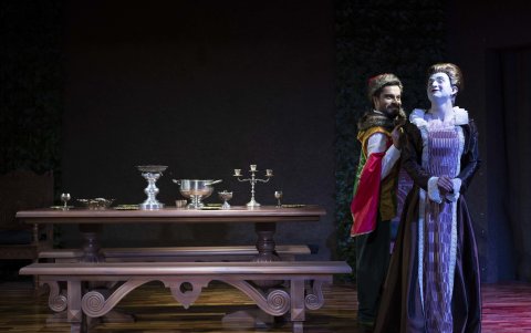 La estética acompaña esa búsqueda histórica: maquillaje inspirado en la época, vestuario confeccionado con técnicas reminiscentes del renacimiento tardío y más.