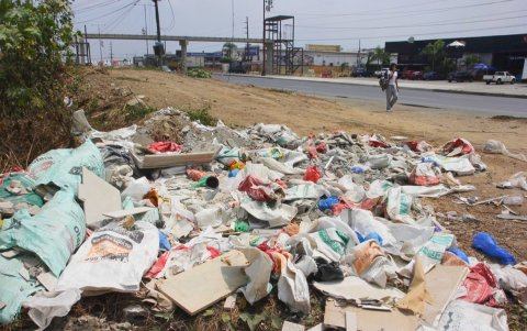 Los desechos se acumulan en un tramo junto a la avenida León Febres Cordero, a 10 metros del ingreso al vial 10.