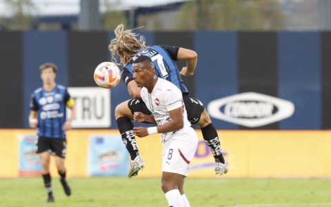 Claudio Spinelli disputa un balón contra Carlos Gruezo.