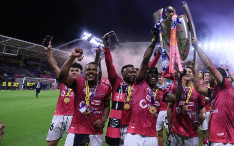 Gustavo Cortez (i) dio la vuelta olímpica y levantó la copa de LigaPro junto a sus compañeros. Este año regreso a Independiente para ser campeón