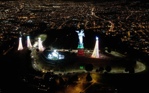 Cada año el Panecillo presenta su nacimiento gigante con luces led.