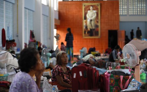 Aldeanos tailandeses desplazados que huyeron de sus hogares tras los enfrentamientos entre tropas tailandesas y camboyanas.