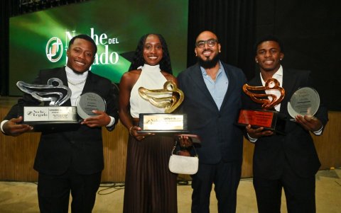 El luchador Jeremy Peralta (i) y el judoca Jonathan Benavides (d) recibieron el Legado de Plata y Bronce respectivamente.