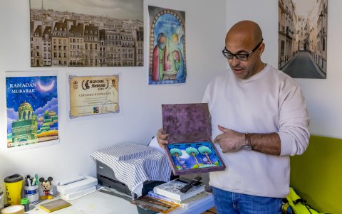 El ilustrador Salah Mezian, en su estudio durante su entrevista.