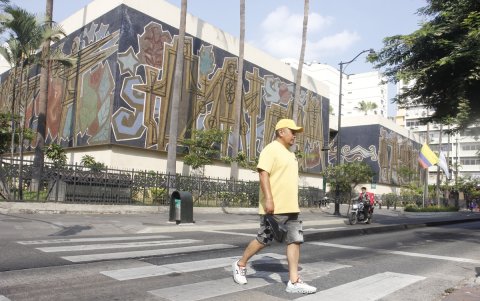 El Museo Municipal de Guayaquil presenta en su fachada una obra pictórica de Jorge Swett.