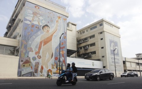 En el hospital del Niño Francisco de Ycaza Bustamante, en la avenida Quito, está ubicado otro mural de Jorge y Carlos Swett.