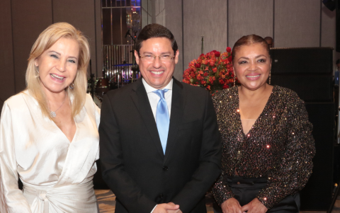 Bessie Arellano, Gino Cornejo y Magaly Caicedo.