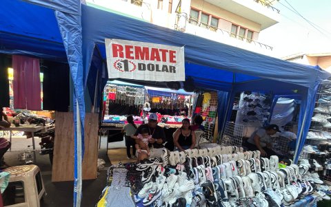 A lo largo de la Capitán Nájera hay ofertas desde $1. También se utiliza letreros para llamar la atención de clientes.