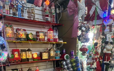 Los artículos de Navidad se venden en el mercado de las Cuatro Manzanas