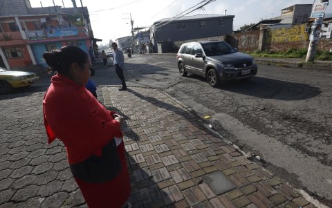 En La Tola Chica, vecinos expresan su malestar por la falta de señalización, un problema que persiste desde hace un año en este sector de Tumbaco.