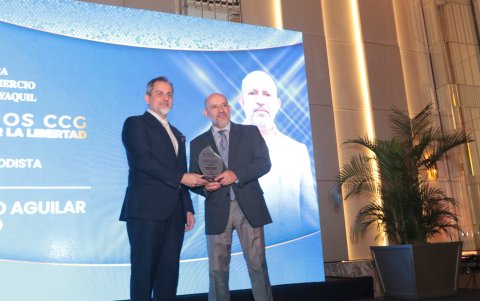 El periodista Roberto Aguilar fue reconocido como Mejor Periodista Político por su estilo incisivo y su capacidad de transformar la crónica política en un espacio de análisis.