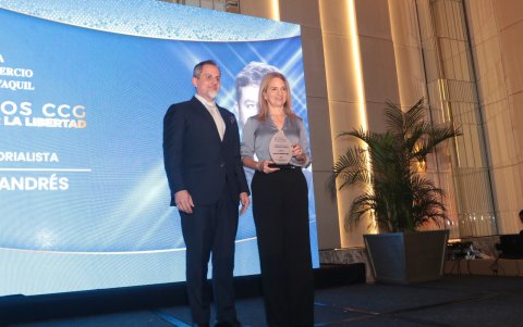 El columnista Carlos Andrés Vera, recibió el premio a Mejor Editorialista por la fuerza de sus opiniones, su narrativa crítica y su aporte constante al debate público.