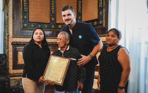 Lindao y su familia, junto al alcalde Aquiles Álvarez
