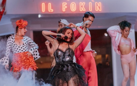 Presentación en vivo durante el evento de Año Nuevo organizado por Il Fokin, una producción que combinó escenografía teatral, música y performance para cerrar el año con una experiencia inolvidable