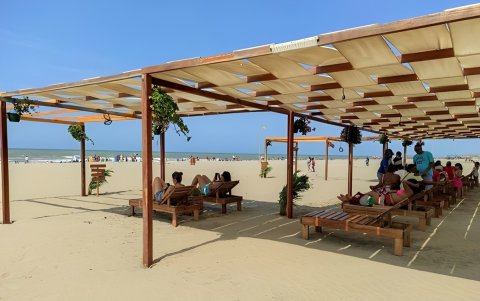 Turistas se relajan en la playa Las Palmas, en Esmeraldas.