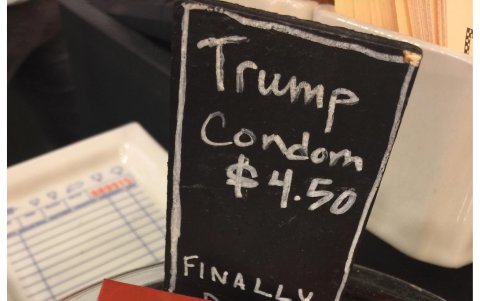 Dentro de las fotos filtradas, hay estos preservativos con el rostro de Donald Trump