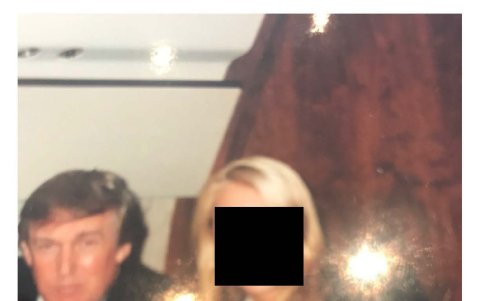 Trump, en lo que aparenta ser uno de los aviones privados de Epstein, junto a una mujer de rostro tapado digitalmente.