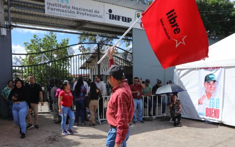 Un hombre sostiene una bandera durante una protesta realizada por colectivos del Partido Libertad y Refundación (Libre) en Tegucigalpa (Honduras).