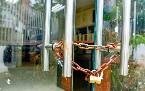 Así permanecen las puertas de una de las UPC de Urdesa Norte: con candados, sin oficiales, ni vigilancia.