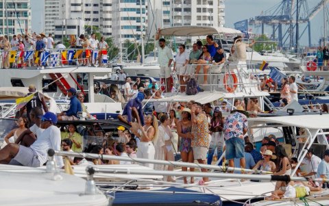 La bahía cartagenera tiene actividad náutica todo el año: Carnaval, Navidad, fin de año, paseos diurnos y nocturnos.
