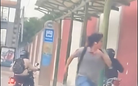 En video quedó registrado cómo los ciudadanos huyen para evitar que ladrones en moto les roben en la avenida del Bombero, norte de Guaayquil.