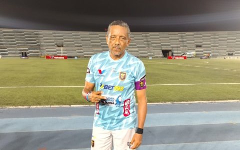 Eduardo Smith juega en la Liga de las Leyendas con el Ballet Azul.