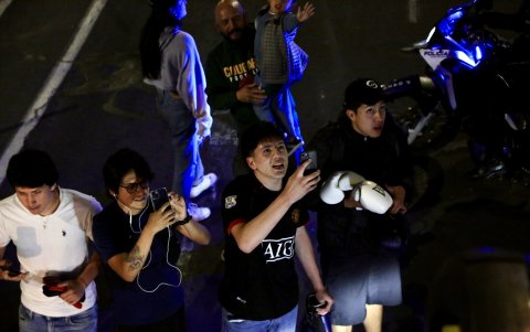 Los seguidores del luchador tricolor aprovecharon para llevarse un recuerdo de Morales.