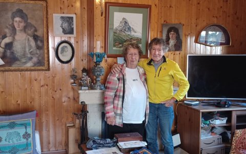 Carlos Soria y su mujer, Cristina Gómez, en un momento de la entrevista con EFE en su casa de Moralzarzal.