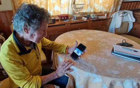 Soria muestra a EFE un vídeo de su hazaña en el Manaslu, el pasado 26 de septiembre.