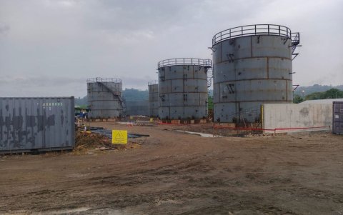La instalación de los tanques de almacenación está incompleta.