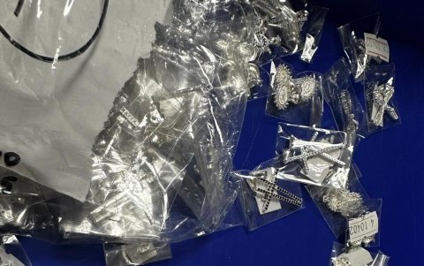 Estas son algunas de las joyas que fueron incautadas en el aeropuerto José Joaquín de Olmedo.