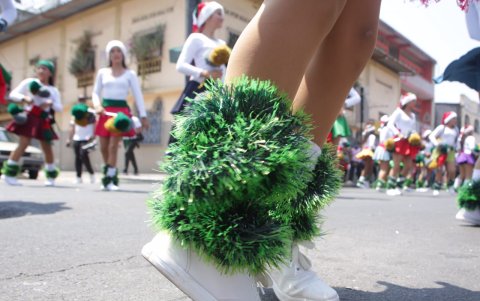 Las bastoneras decoraron sus uniformes con detalles alusivos a la Navidad.