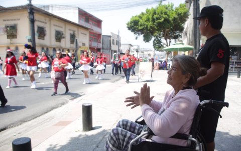 Blanca Lavayen se ubicó a la sombra de un árbol para aplaudir a las estudiantes que desfilaban por la avenida 10 de Agosto.
