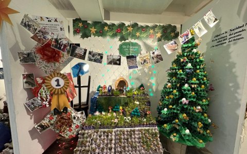 Estudiantes, docentes y colaboradores reinterpretan el nacimiento de Jesús desde el arte, la creatividad y el trabajo colectivo.