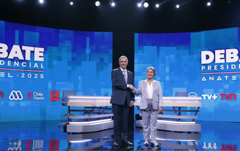 Los candidatos a la Presidencia de Chile: Jeannette Jara (d), por el partido Unidad por Chile, y José Antonio Kast, por el Partido Republicano y Social Cristiano.