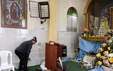 Vitrales destruidos y una ventan forzada evidencian el ingreso de los delincuentes a la iglesia.