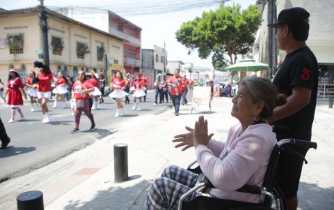 Blanca Lavayen, de 66 años, disfrutó de los bailes y presentaciones artísticas durante el desfile cívico estudiantil de Navidad del barrio Garay, este sábado 13 de diciembre.