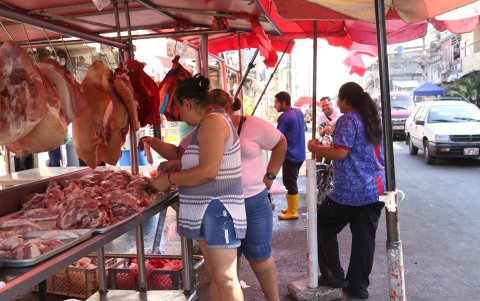En los alrededores del camal, muchas familias tienen sus negocios de venta de carne.