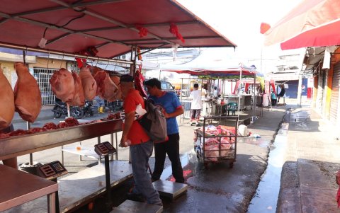 Varios puestos de venta de carne están ubicados alrededor del camal.