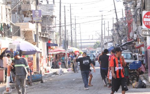 Ciudadanos caminando por el Barrio del Camal, en el sur de Guayaquil.