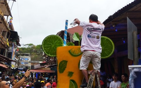 El trago gigante se preparó en medio de la ovación del público y el ambiente festivo.