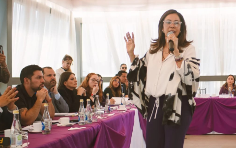 La nueva presidenta de ADN, Cynthia Gellibert, se reunió con los directores provinciales de la organización política a finales de 2025.