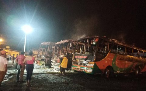 El fuego dejó pérdidas materiales totales en las tres unidades de transporte y el Ministerio dle Interior anunció avances en investigación