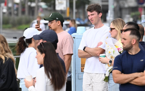 Personas lamentan el atentado en la playa Bondi de Sídney, Australia.