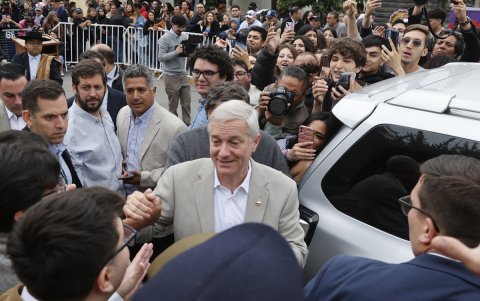 El candidato a la Presidencia de Chile por el Partido Republicano y Social Cristiano, José Antonio Kast (c), saluda a simpatizantes a su llegada a votar este domingo 14 de diciembre.