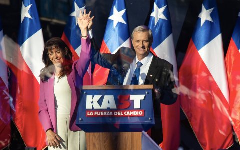 El candidato a la Presidencia de Chile por el Partido Republicano y Social Cristiano, José Antonio Kast, saluda junto a su esposa María Pía Adriasola en el cierre de su campaña.